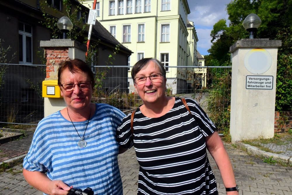Die Schwestern Angelica Jacob und Claudia-Maria Sorge vor dem längst geschlossenen Hohenmölsener Krankenhaus.
