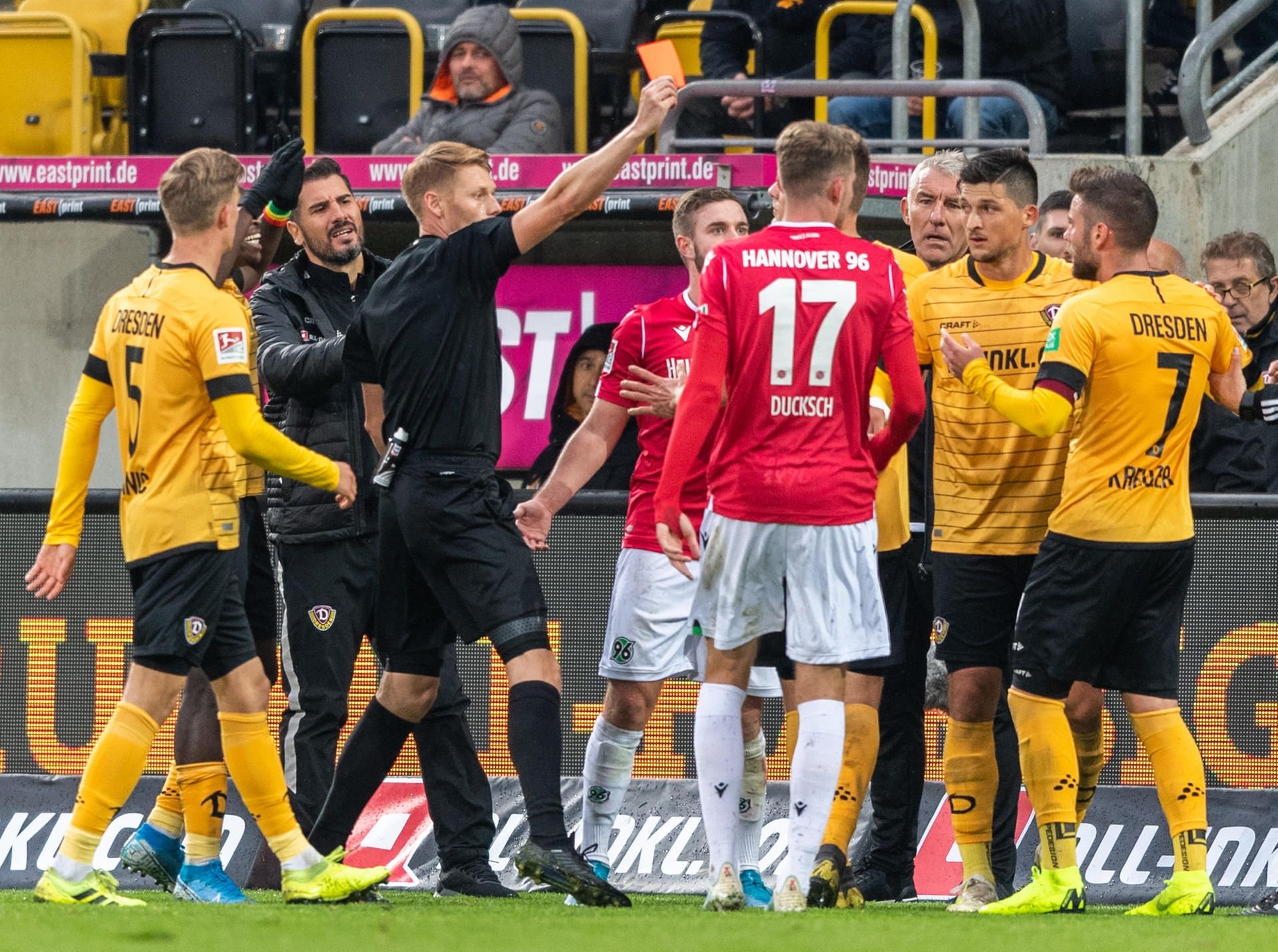 Dresdens Niklas Kreuzer (r.) sieht im Spiel gegen Hannover 96 die Rote Karte.