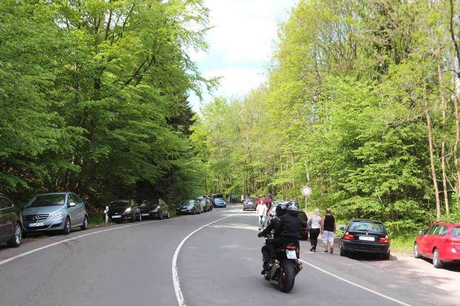 Viele Besucher der Seilhängebrücke TitanRT parken nahe der Rappbodetalsperre am Straßenrand.