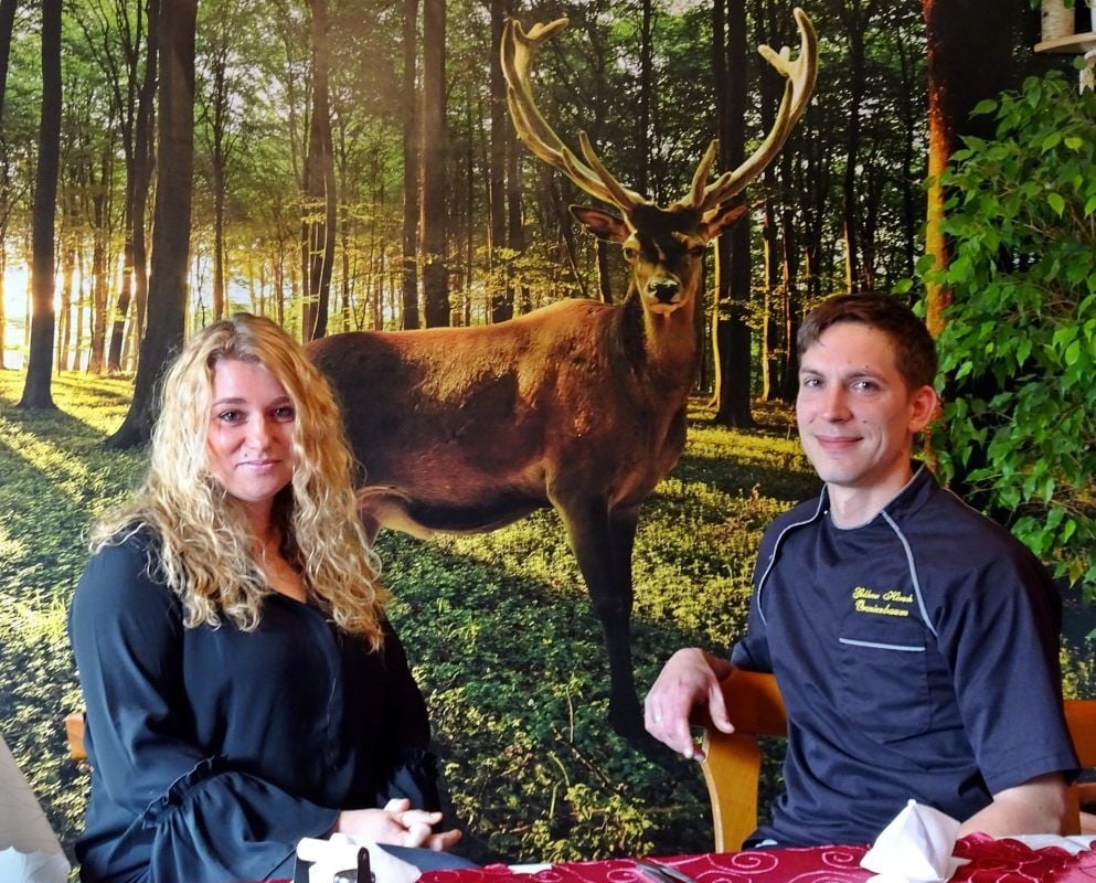 Sabine und Benjamin Jouanne vor der neuen Wandgestaltung.