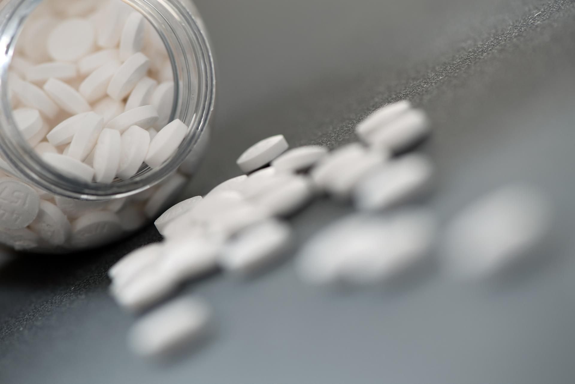 Rezeptfreie Schmerzmittel wie Diclofenac können Symptome lindern, haben häufig aber auch starke Nebenwirkungen.