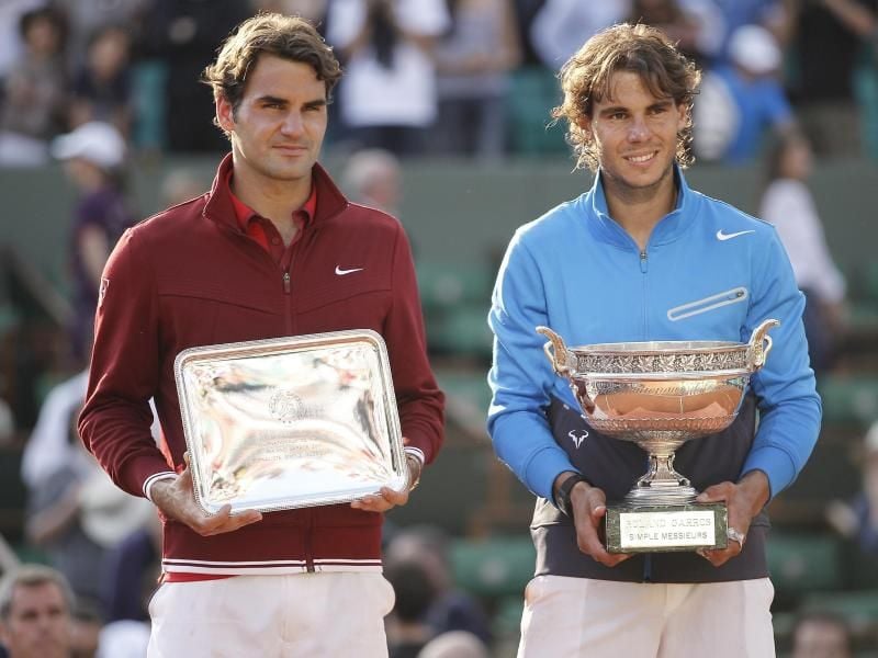Im Jahr 2011 sicherte sich Rafael Nadal (l) gegen Roger Federer den Siegerpokal in Paris. Foto: Ian Langsdon/EPA