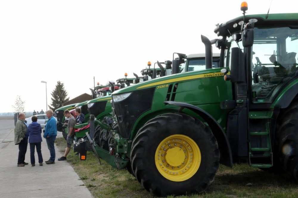 Eine Flotte von sieben Traktoren mit insgesamt über 1 800 PS stand bereit, um mit Mädchen und Jungen zu Rundfahrten für den „Traktorführerschein“ zu starten.