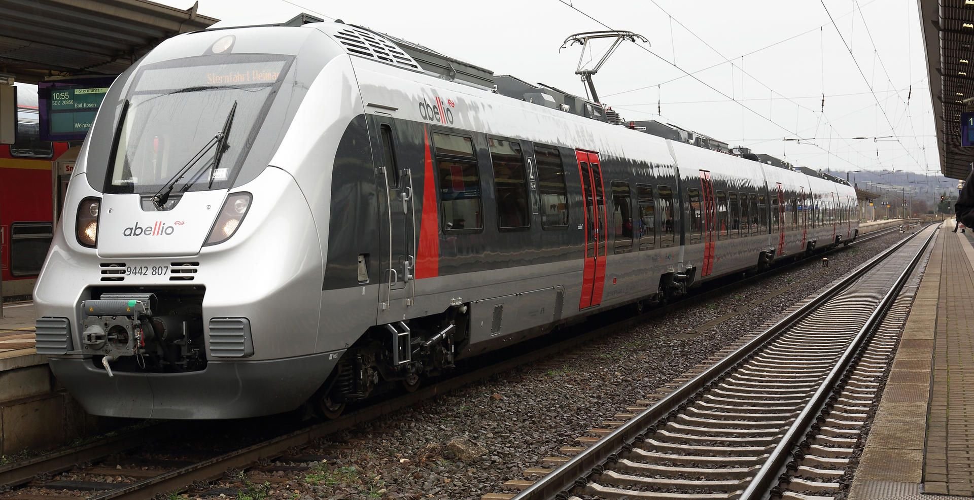 Ein Abellio-Zug in einem Bahnhof