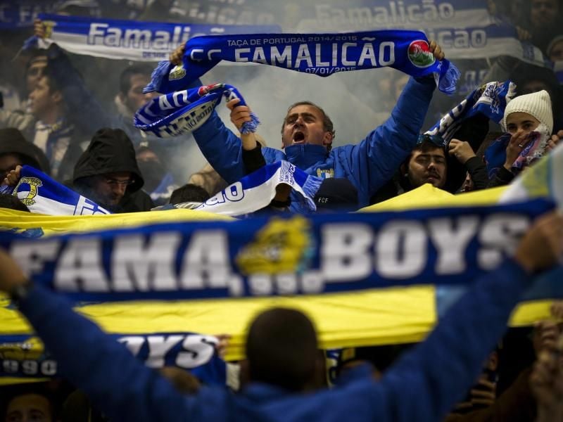 Die Fans des FC Famalicão feuern ihre Mannschaft an. Foto: Jose Sena Goulao/epa/dpa