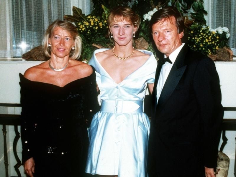 Tennisspielerin Steffi Graf (M) mit ihren Eltern Heidi und Peter Graf 1995. Foto: Frank Leonhardt
