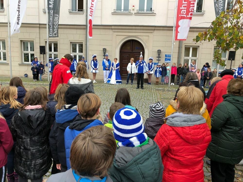 Ein Spaß für Kinder und Erwachsene war jedes Jahr die Schlüsseleroberung am Roßlauer Rathaus. Doch diesmal bleibt es ruhig am 11.11., fällt die öffentlichkeitswirksame Aktion des RKC ins Wasser.