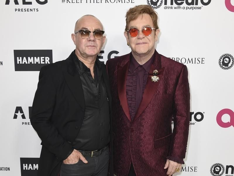 Sie schrieben viele unsterbliche Hits zusammen: Elton John (r) und sein Texter Bernie Taupin. Foto: Jordan Strauss/Invision