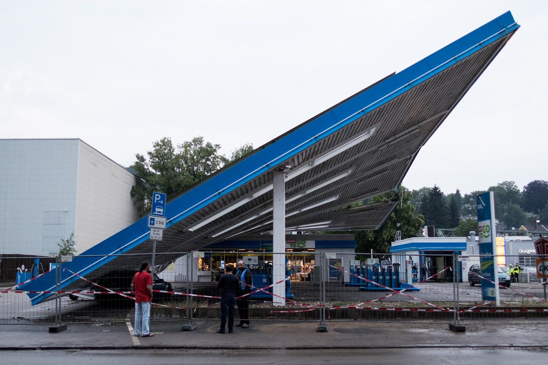 Das Dach einer Tankstelle in Wuppertal knickte im Unwetter ein.