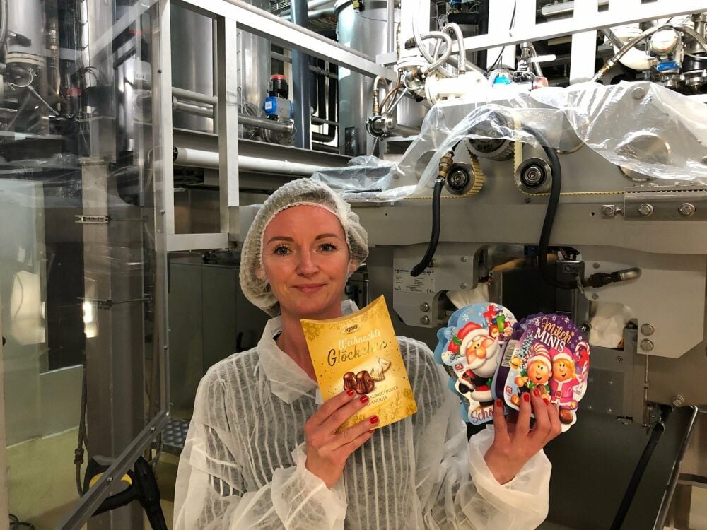 Vertriebsmitarbeiterin Nadine Hesselbarth zeigt eine Auswahl der Argenta-Produkte, die in Weißenfels produziert werden.