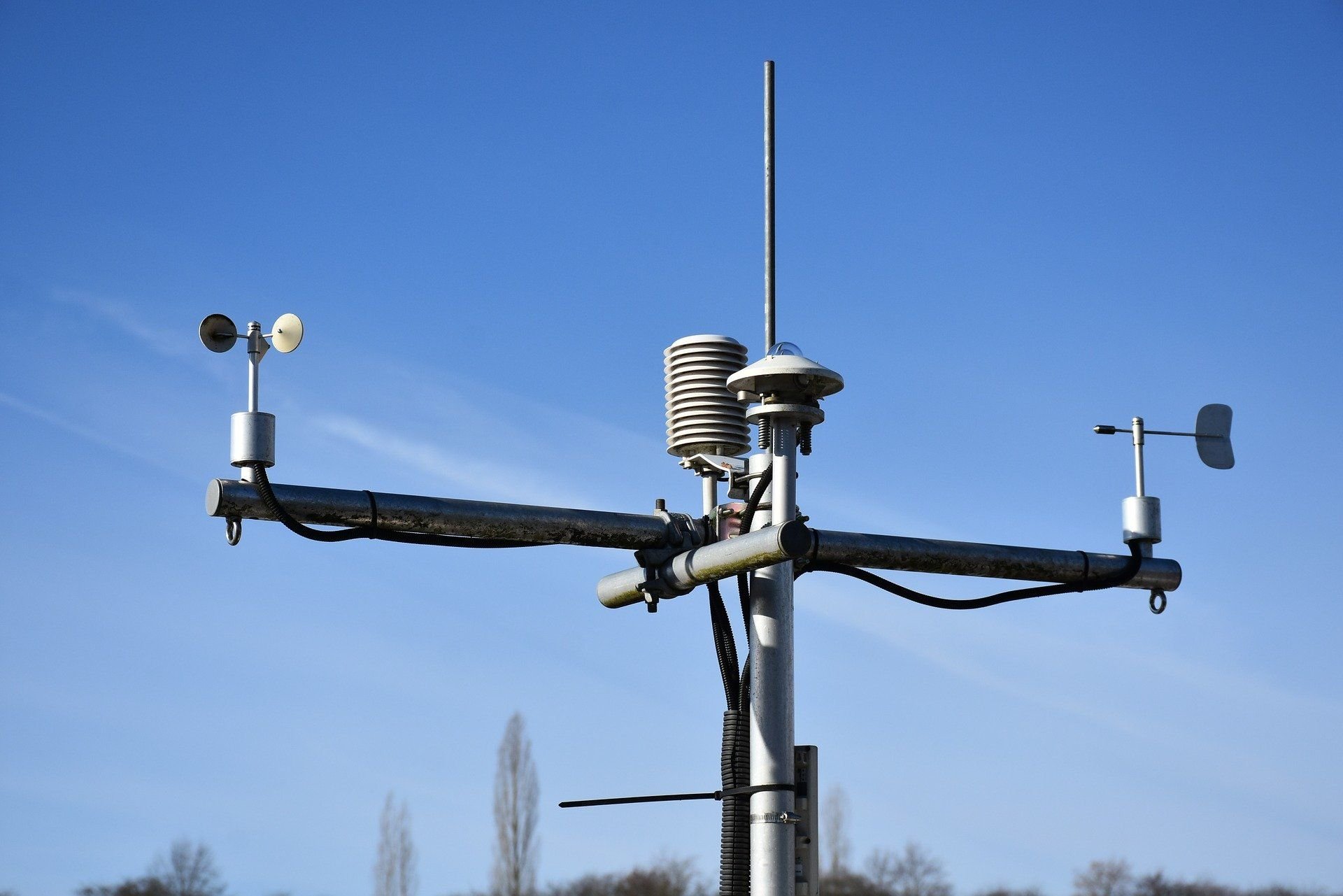 Mit einer Wetterstation werden unter anderem Niederschlag, Wind und Sonnen-Intensität gemessen.