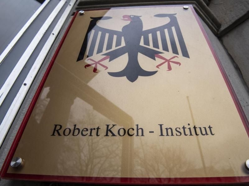 Das RKI nennt neue Zahlen zur Ausbreitung des Coronavirus. Demnach liegt die die Reproduktionsrate jetzt bei 0,7. Foto: Paul Zinken/dpa