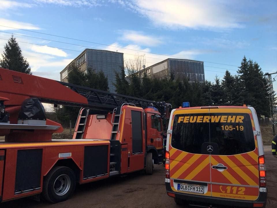 Einsatzwagen der Feuerwehr stehen vor dem leerstehenden ehemaligen Schulgebäude in Straßberg.