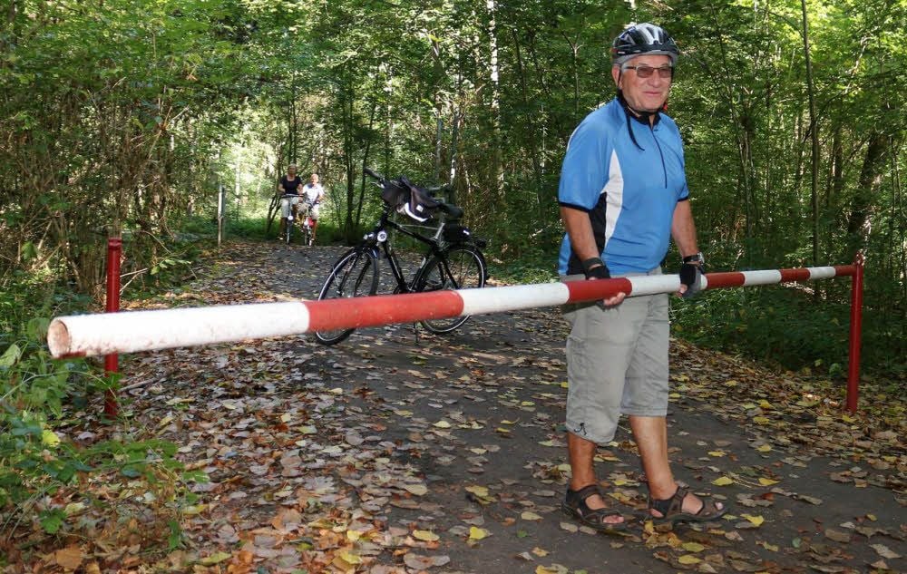 Horst Grill aus Alsleben radelt täglich 30 Kilometer durch die Saaleauen bei Plötzkau. Manchmal, so sagt er, sind die Schranken geschlossen und manchmal nicht. Für ihn als Radfahrer seien sie kein Problem.