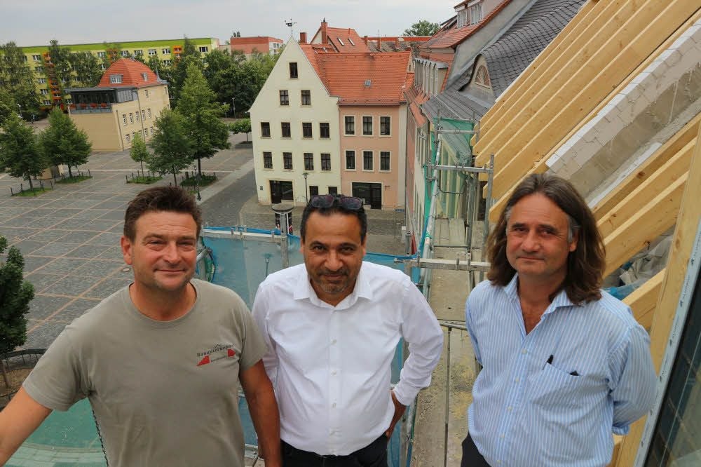 Brückner, al-Hashim und Mühler auf dem obersten Balkon des Neubaus
