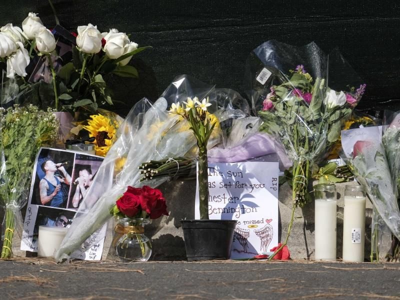 Fans von Chester Bennington legten in Palos Verdes Estates nahe Los Angeles vor dem Haus des Musikers Blumen nieder. Foto: Ringo Chiu