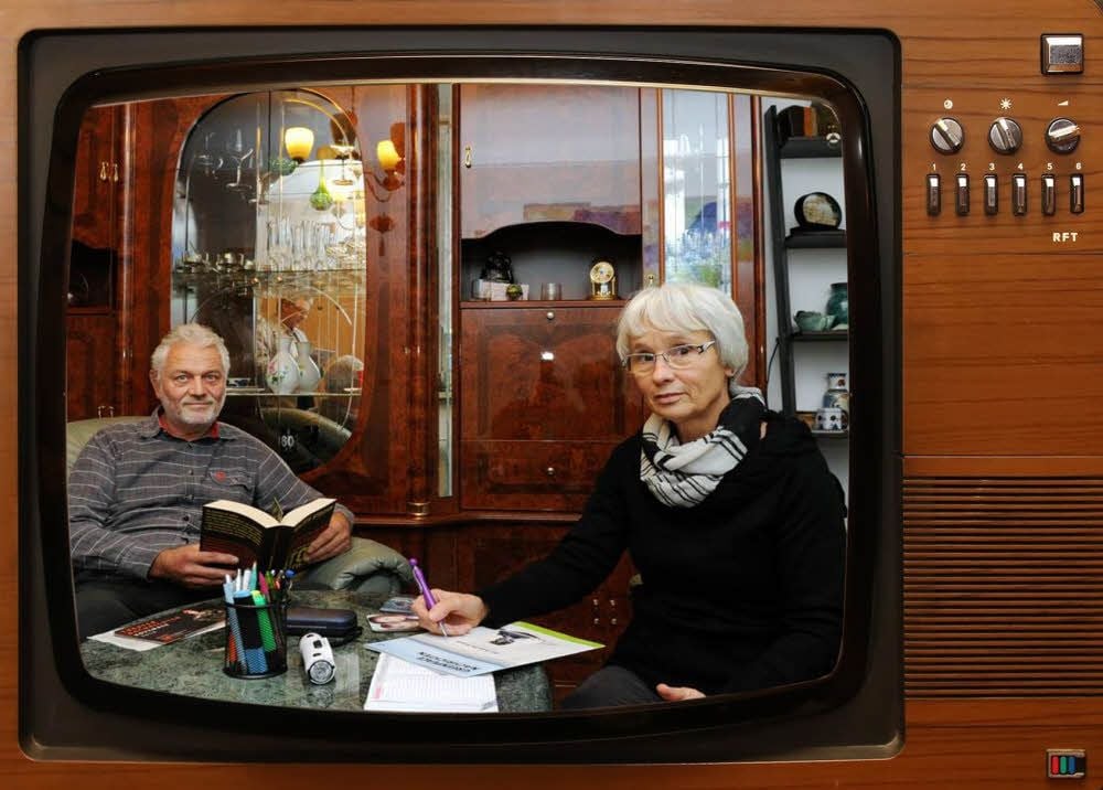 Die Ritters und ein Fernseher - das passt nur für diesen fotografischen Spaß zusammen.