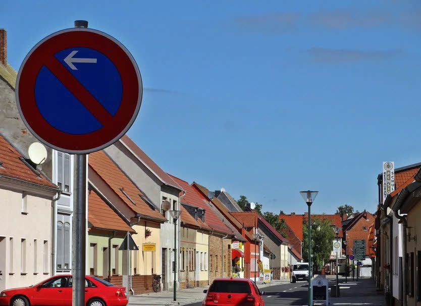 In der Wörlitzer Georg-Forster-Straße kann jetzt wieder in bestimmten Bereichen geparkt werden. Die neuen Schilder wurden aufgestellt.