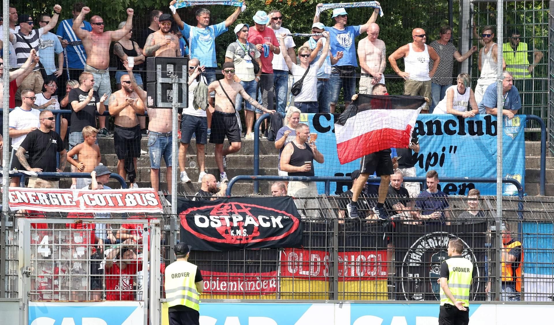Fans des Chemnitzer FC zeigten beim Spiel in Babelsberg eine Reichskriegsflagge.