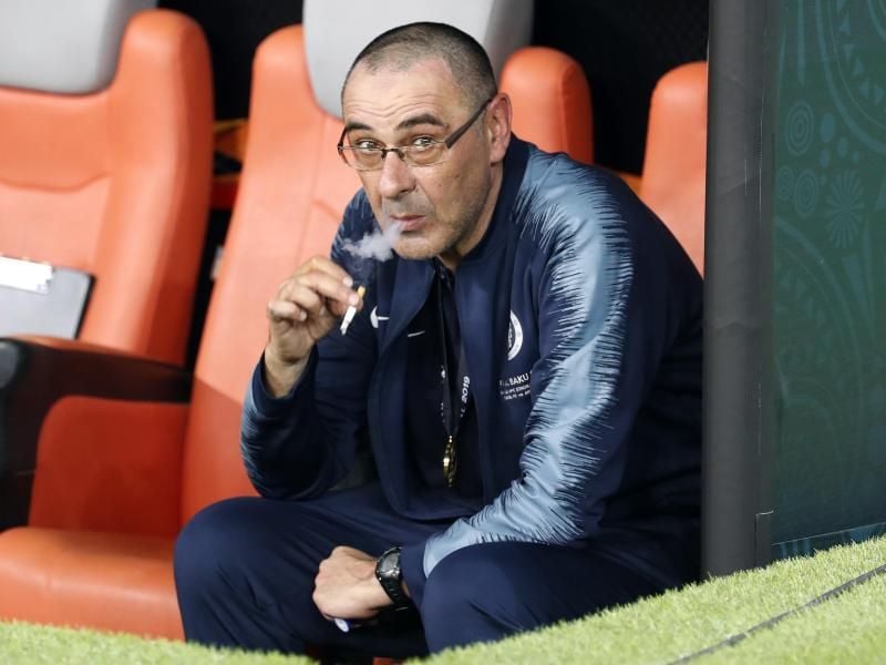 Maurizio Sarri raucht seine Zigaretten zukünftig auf der Juventus-Bank. Foto: Darko Bandic/AP