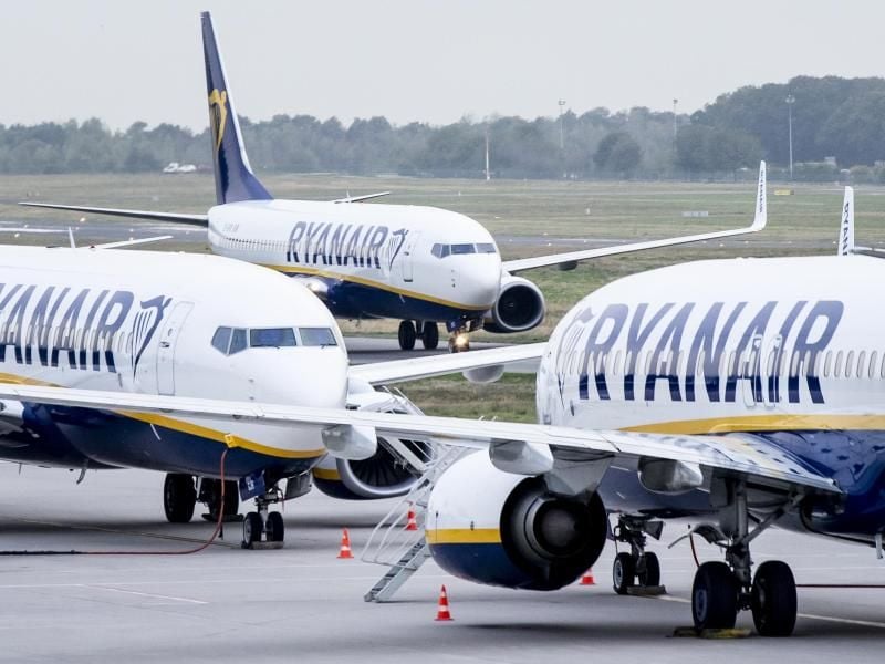 Flugzeuge der irischen Airline Ryanair stehen bei einem Streik auf dem Vorfeld eines Flughafens. Foto: Marcel Kusch/Archiv