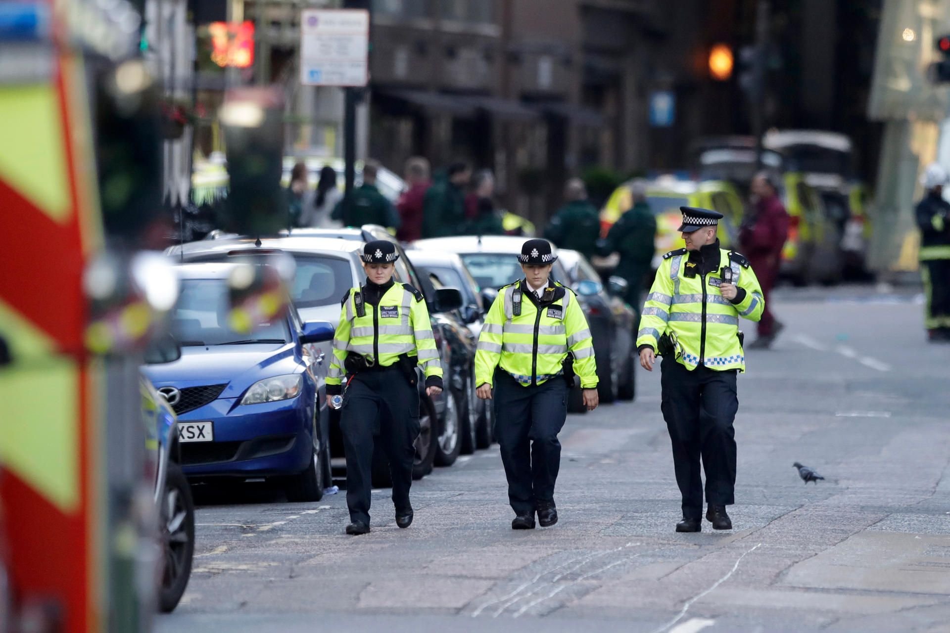 Polizisten sperren am Morgen nach dem Anschlag in London den Bereich um die London Bridge und den Borough Market ab.