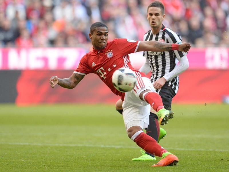 Der FC Bayern hofft auf eine schnelle Rückkehr von Douglas Costa. Foto: Andreas Gebert