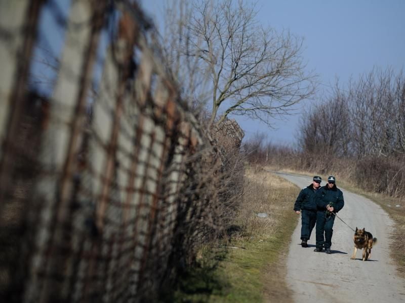 Bulgarische Grenzschütze patroullieren entlang des Grenzzaunes an der bulgarisch-türkischen Grenze. Foto: Vassil Donev