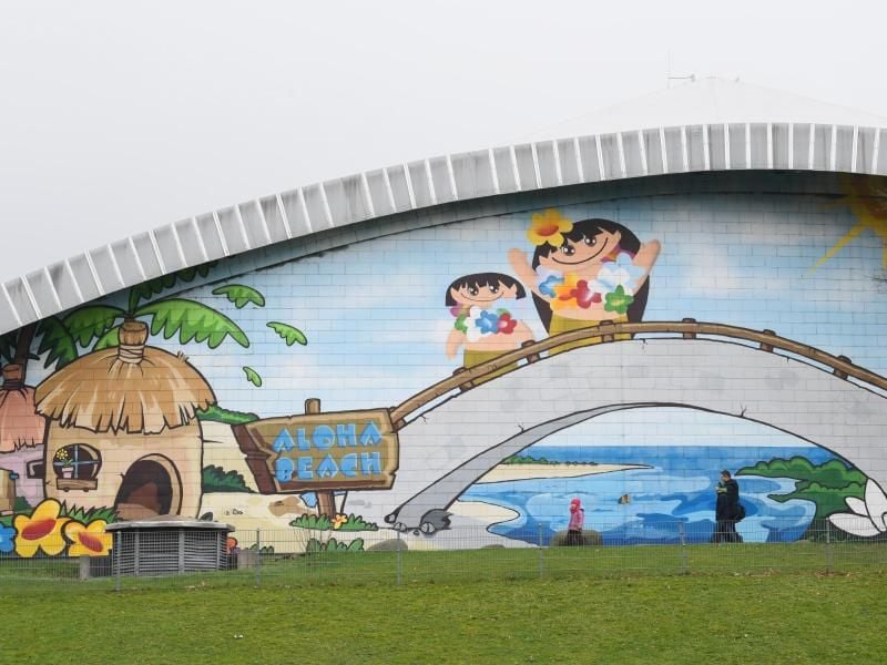 Die Fassade des Rebstockbads in Frankfurt. Foto: Arne Dedert/Archiv