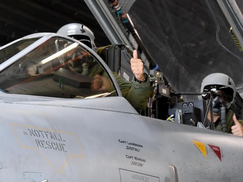 Ein Fluglehrer und ein Flugschüler sitzen auf dem Fliegerhorst Jagel in einem Tornado. Foto: Carsten Rehder/Archivbild