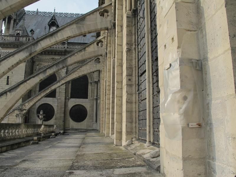 Die Luftverschmutzung in der französischen Hauptstadt nagt am Stein des Touristenmagneten. Foto: