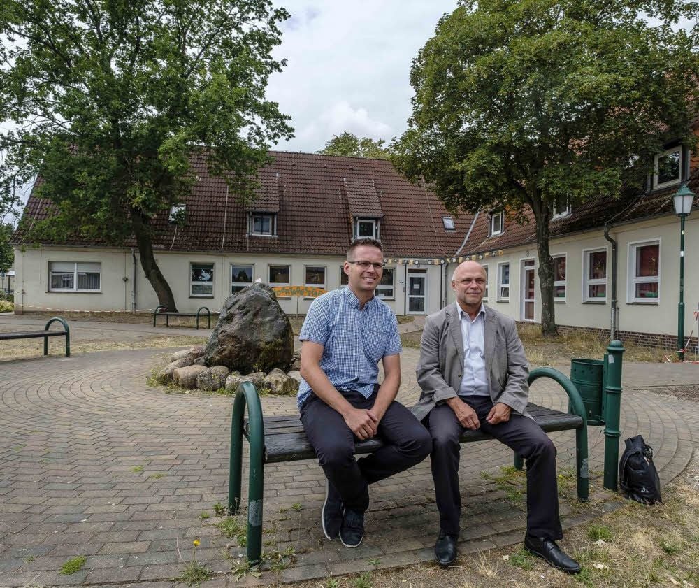Abtsdorfs Ortsbürgermeister Marcus Wernicke und Wittenbergs Bürgermeister Jochen Kirchner (rechts) sehen Abtsdorf gut in der Stadt aufgehoben. 2009 wurde Abtsdorf eingemeindet.
