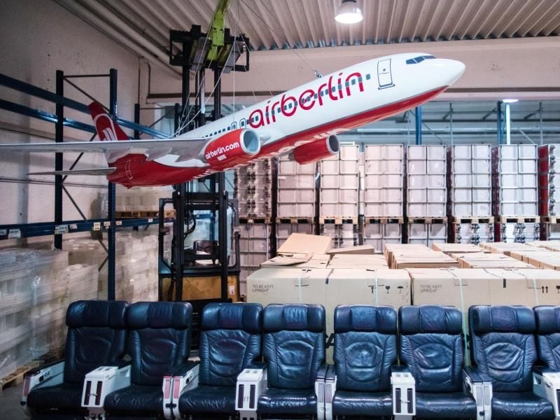 Eine Versteigerung von Air-Berlin-Erinnerungsstücken in Hamburg: Die insolvente Airline hat einen millionenschweren Kredit der Bundesregierung fast komplett zurückgezahlt. Foto: Marcel Kusch