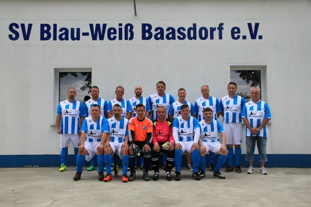 Der Fußball ist auch nach der Abmeldung der Herrenmannschaft vom Spielbetrieb nicht aus Baasdorf verschwunden. Die Alt-Herren-Mannschaft - hier mit ihren neuen Trikots - absolviert weiterhin Freundschaftsspiele. Zuletzt bezwangen sie die Oldies aus Osternienburg mit 3:1.