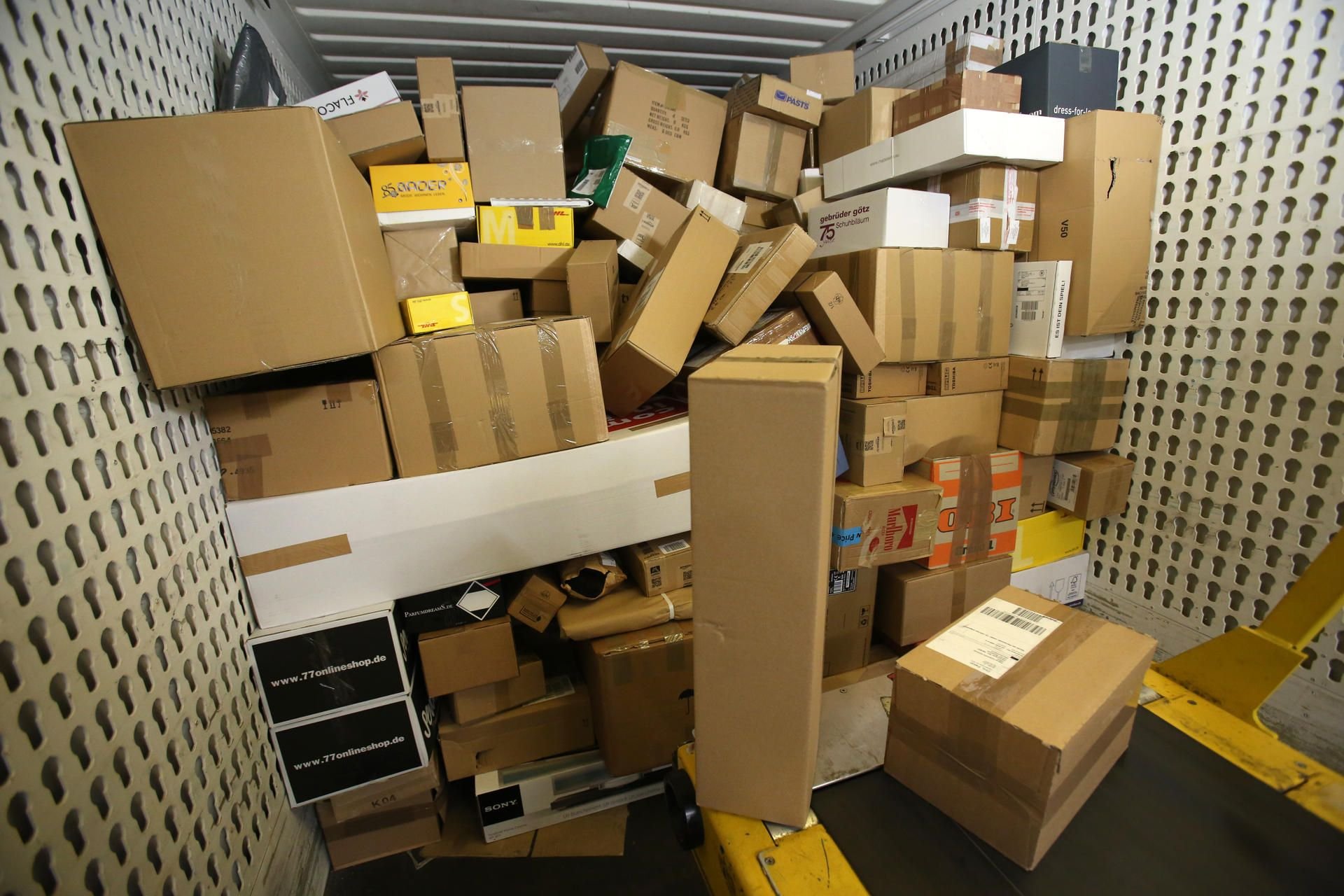 In einer Paket-Zustellbasis steht eine LKW-Ladung Pakete. (Symbolbild)