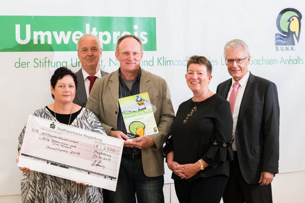 Heike Setzermann und Dirk Vorwerk mit Scheck und Urkunde. Es gratulierte auch Sachsen-Anhalts Umweltministerin Claudia Dalbert (2.v.r.).