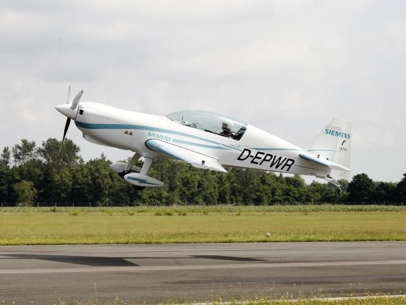 Ein Flugzeug von Siemens der Zertifizierungs-Kategorie CS23 hebt vom Boden ab. Foto: „www.siemens.com/presse”