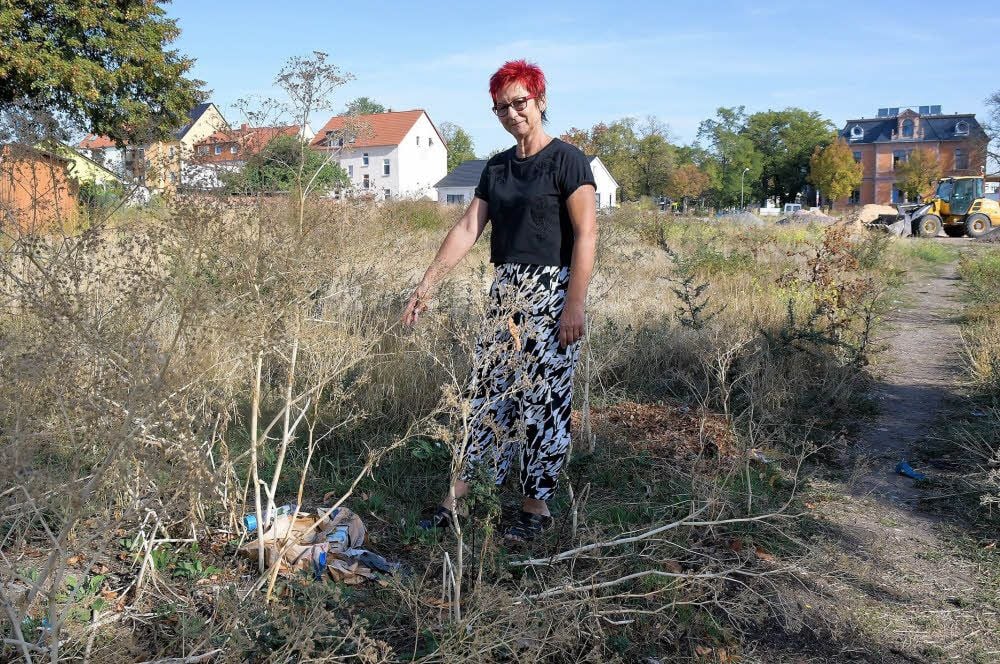 Ilona Raithel ist verärgert darüber, wie es seit langem auf der Brachfläche an der Wilhelm Liebknecht-Straße aussieht.