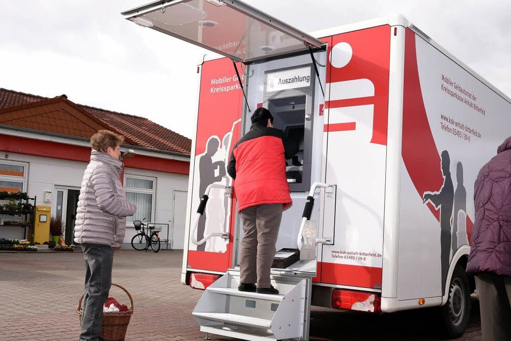 Am 5. März hielt der mobile Geldautomat der Kreissparkasse Anhalt-Bitterfeld das erste Mal in Osternienburg. Kunden können Geld abheben und Überweisungsträger in einen Briefkasten werfen.