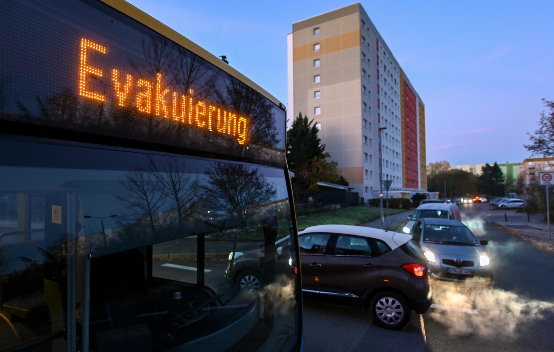 In Chemnitz steht ein Bus zur Evakuierung steht im Stadtteil Markersdorf für Bewohner bereit.