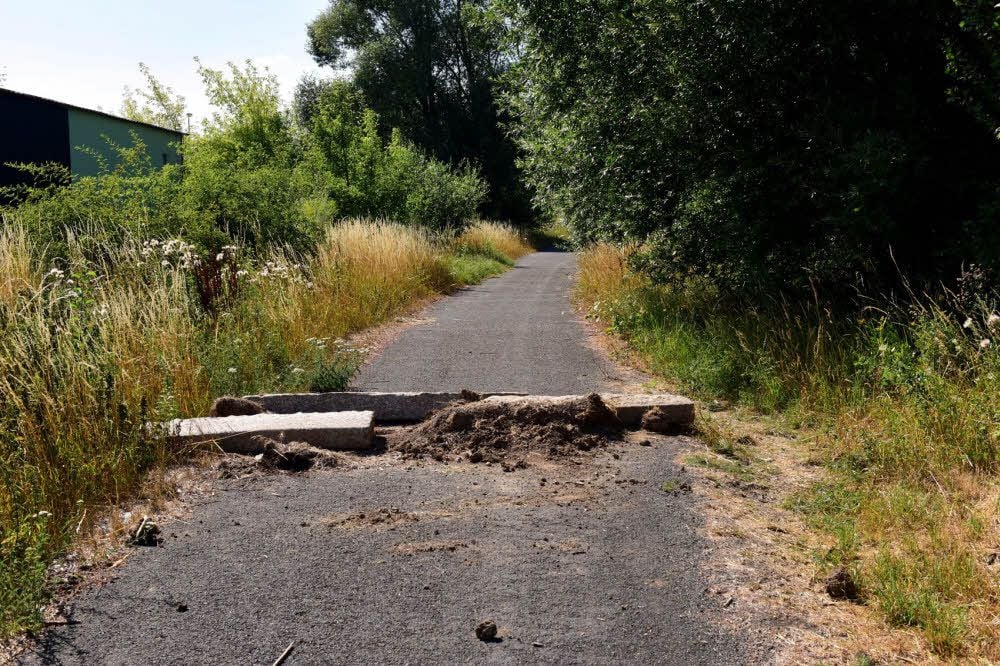 Der Radweg von Eisleben nach Unterrißdorf ist von großen Steinen blockiert.