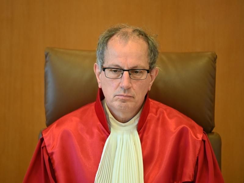 Johannes Masing sitzt im Gerichtssaal des Bundesverfassungsgerichts. Foto: Uli Deck/dpa/Archivbild