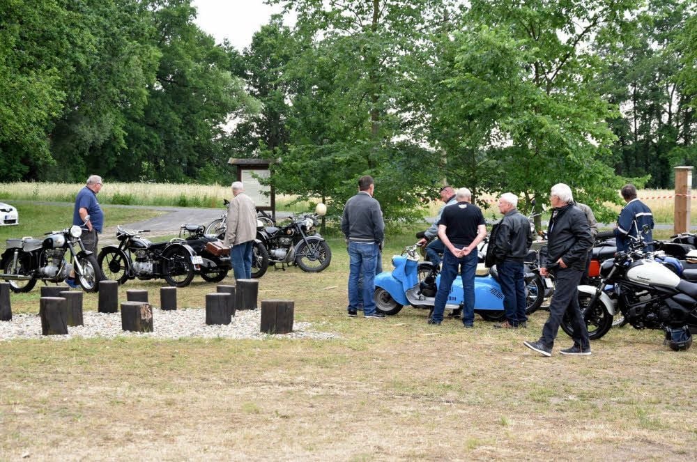 Fachgespräche über die Fahrzeuge gehörten ebenso zum Oldtimertreffen wie mit den jeweiligen Fahrzeugen verbundene persönliche Erlebnisse.