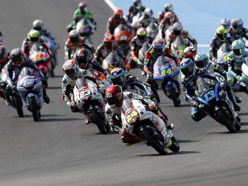 Die Piloten der Klasse Moto3 starten in das Rennen in Jerez. Foto: Miguel Morenatti/AP