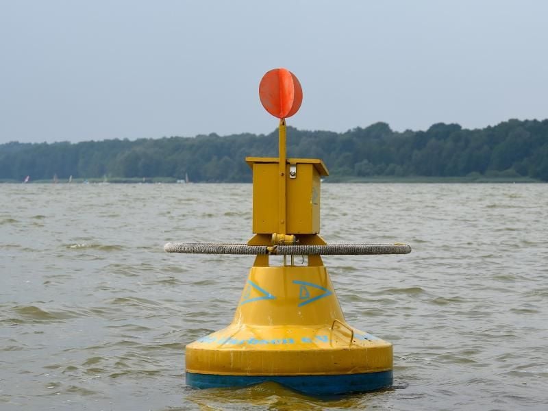 Die gelbe Postboje, der einzige offizielle schwimmende Briefkasten in Deutschland, im Steinhuder Meer. Foto: Holger Hollemann