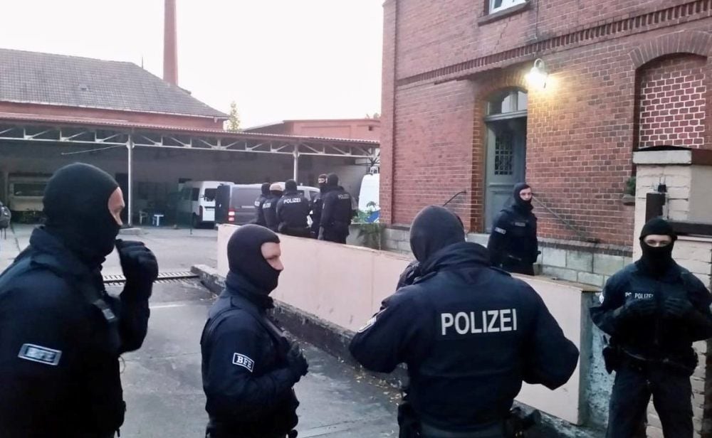 Auch mit Sturmmasken wie hier in Arnstadt rückten die Einsatzkräfte zur Großrazzia aus.
