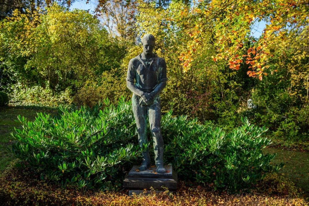 Skulptur auf dem Neuen Friedhof: Die Anlage an der Weißenfelser Straße lädt zum Innehalten und zu Entdeckungen ein.
