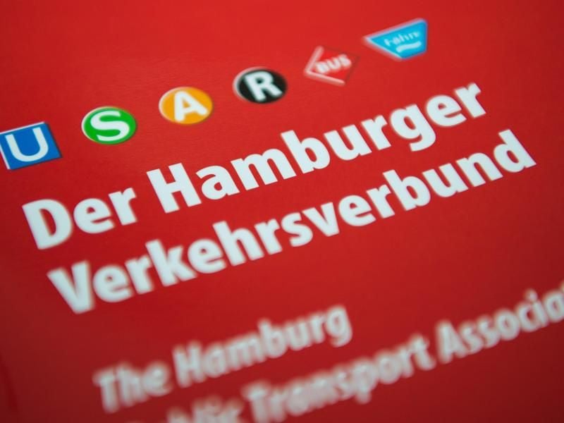 Der Schriftzug „Hamburger Verkehrsverbund” (HVV)steht auf einem Schild. Foto: Lukas Schulze/Archiv