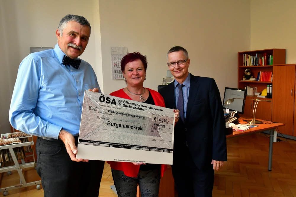 Dieter Engelhardt (l.) nimmt den Scheck der ÖSA entgegen.