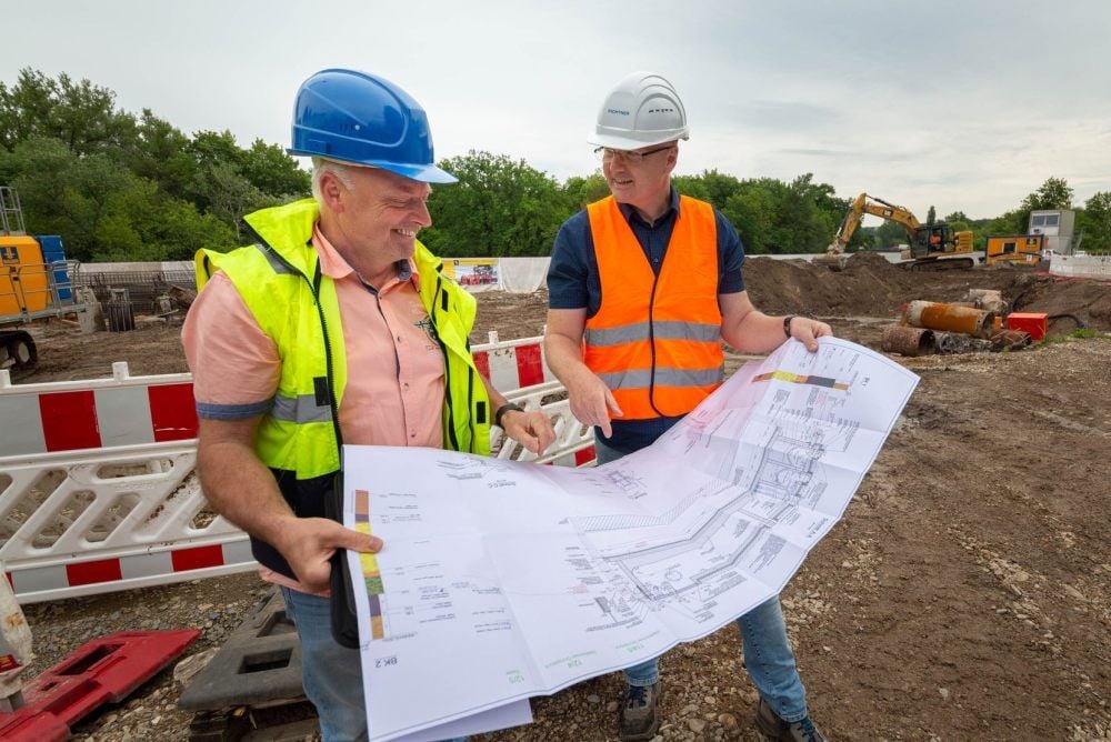 Projektleiter Thomas Polzer (links) und Chefplaner Michael Mädler bei einer Besprechung am Bauplan für das Regenüberlaufbecken.